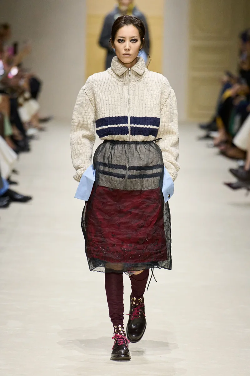 Білий в'язаний бомбер Prada зі смужками і прозорою спідницею поверх бордової