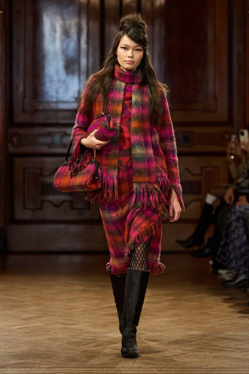 Образ Anna Sui у бордово-рожеву клітинку з шарфом і сумкою