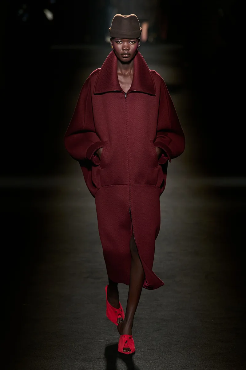 Темно-бордове вовняне пальто Balenciaga з високим коміром і капелюхом