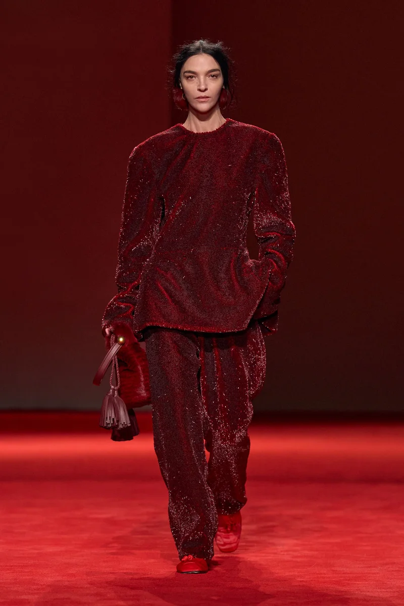 Бордовий тотал-лук Bottega Veneta з м'ятого оксамиту і червоними туфлями