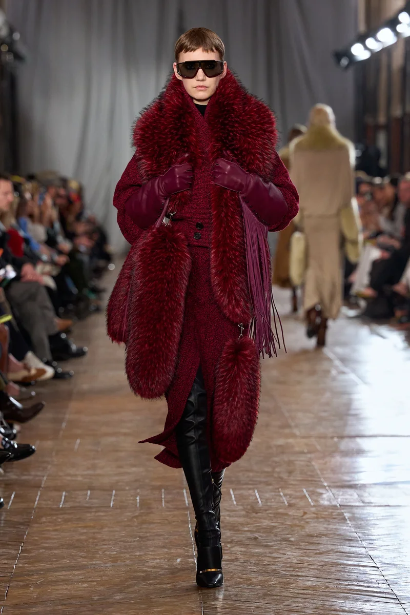 Бордове пальто Lanvin осінь-зима 2026-2027 з хутряним коміром і хутряним шарфом