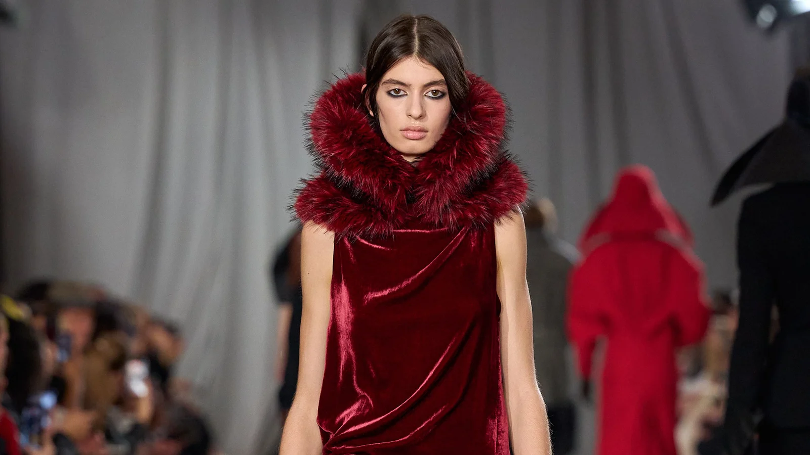Бордова оксамитова сукня Lanvin з об'ємним хутряним коміром
