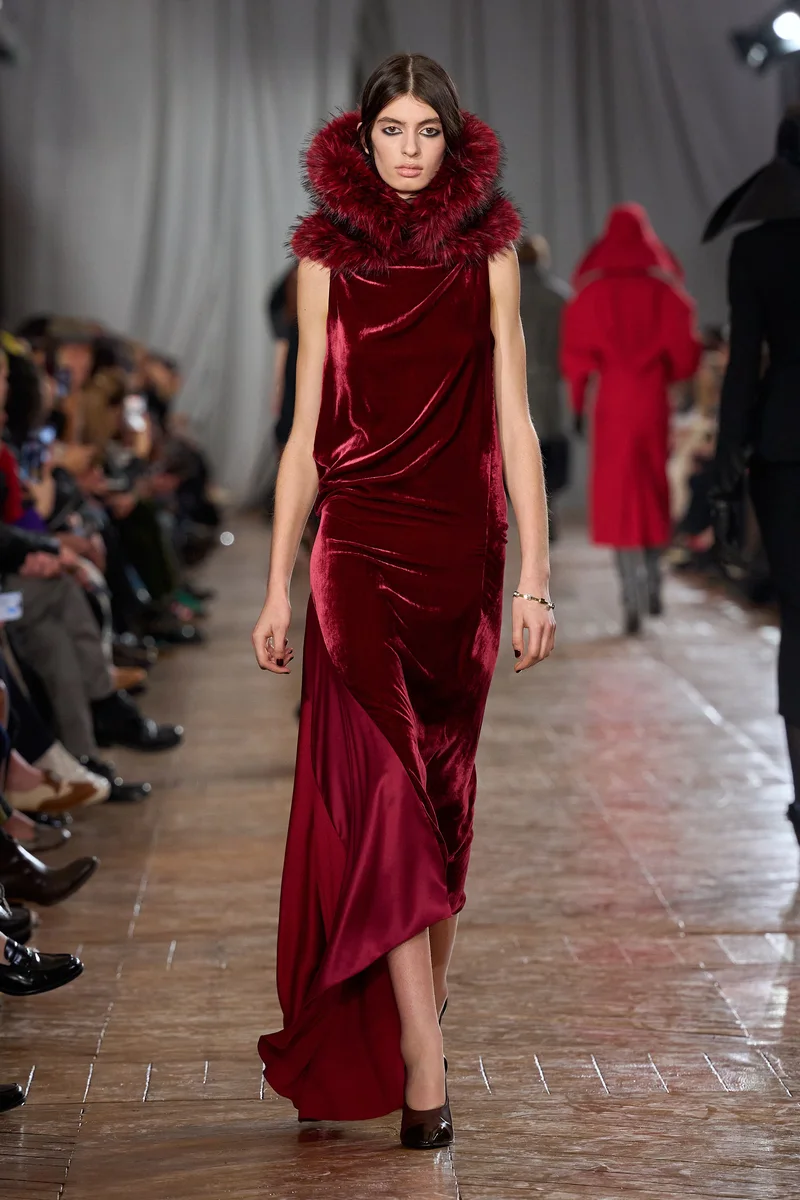 Бордова оксамитова сукня Lanvin з об'ємним хутряним коміром