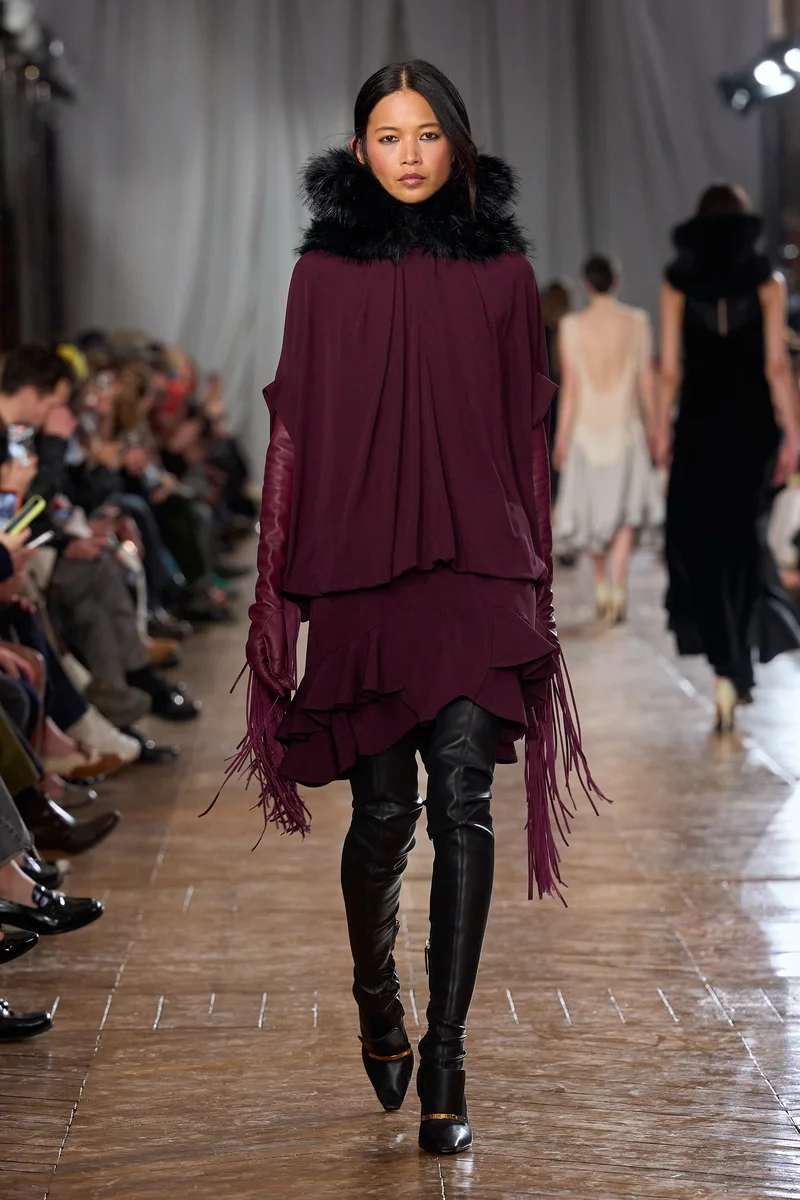 Бордова трикотажна накидка Lanvin з бахромою і високими чоботами