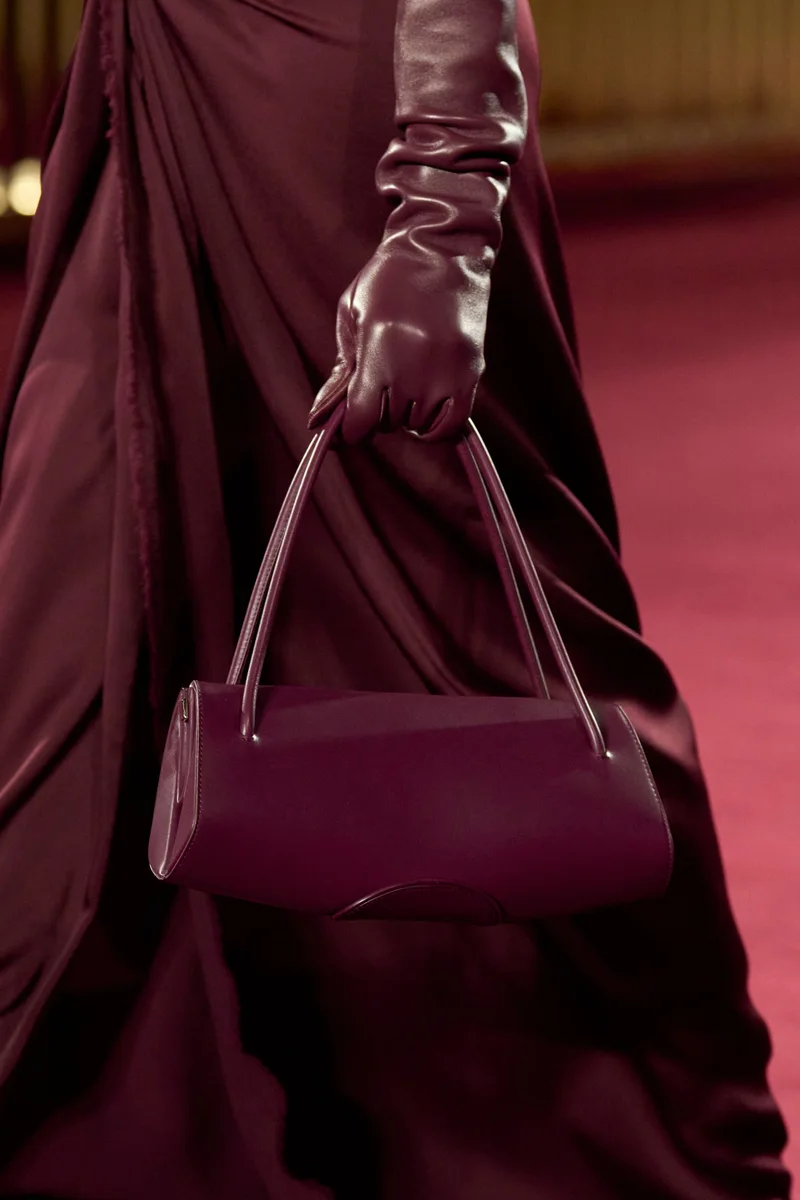 Бордова шкіряна сумка Michael Kors і довга шкіряна рукавичка в тон