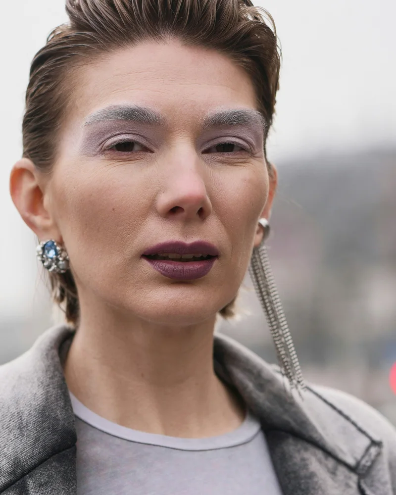 Гостя Тижня моди в Мілані зі сливовою помадою і світло-сірими тінями по всьому віку