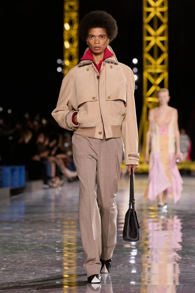 Бежевий замшевий бомбер і штани Chanel з бордовим коміром сорочки, осінь-зима 2026-2027