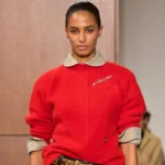 Червоний акцент восени 2026: вишневий светр Tory Burch з білим комірцем