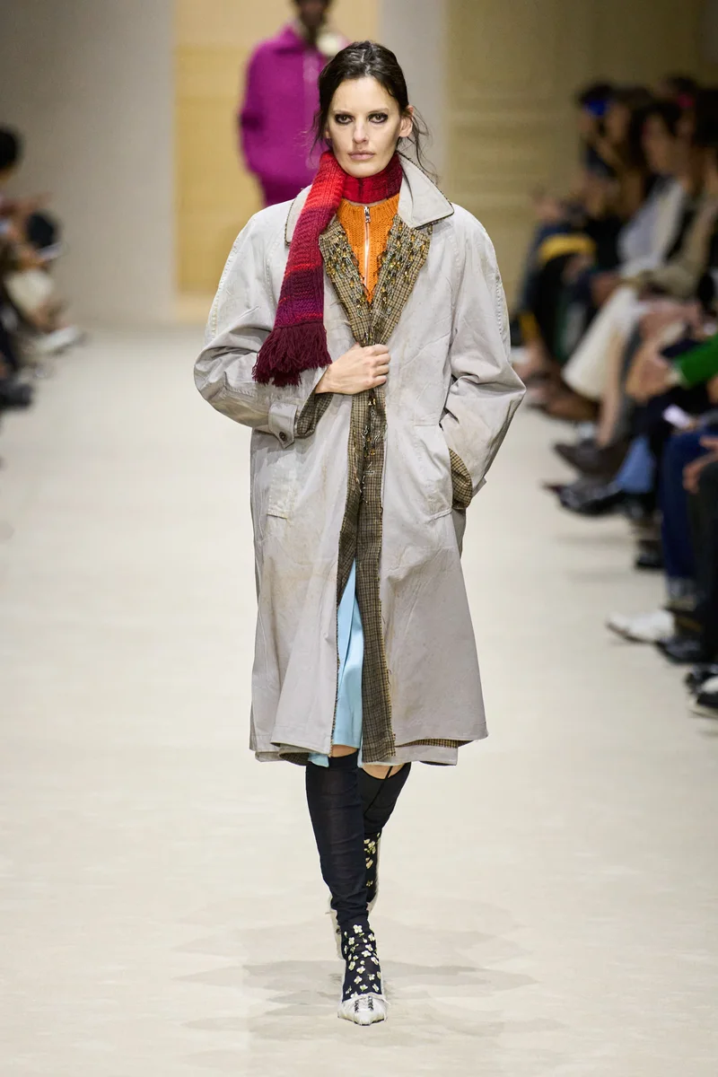 Сірий плащ Prada з хутряною підкладкою і червоний смугастий шарф, осінь-зима 2026-2027