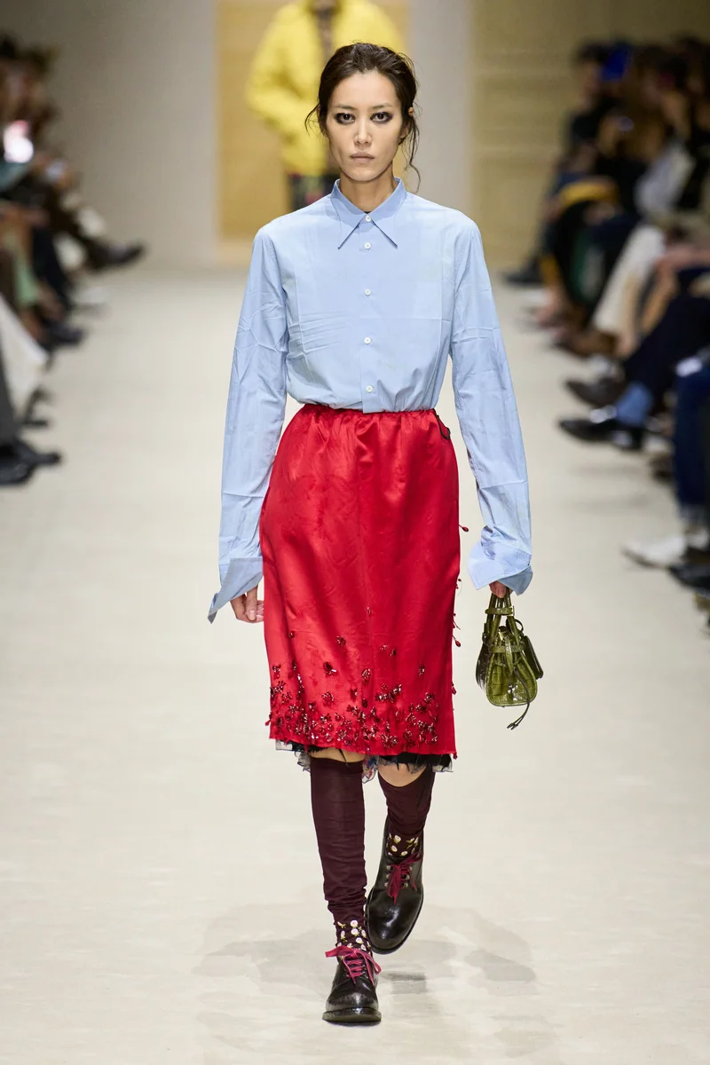 Блакитна сорочка і червона атласна спідниця Prada з вишивкою по подолу, бордові гольфи, осінь-зима 2026-2027