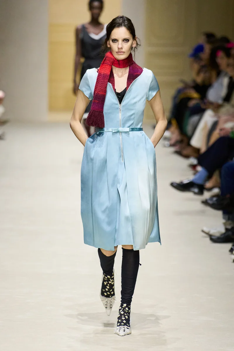 Блакитна сукня з коротким рукавом і червоний в'язаний шарф Prada, чорні гольфи, осінь-зима 2026-2027