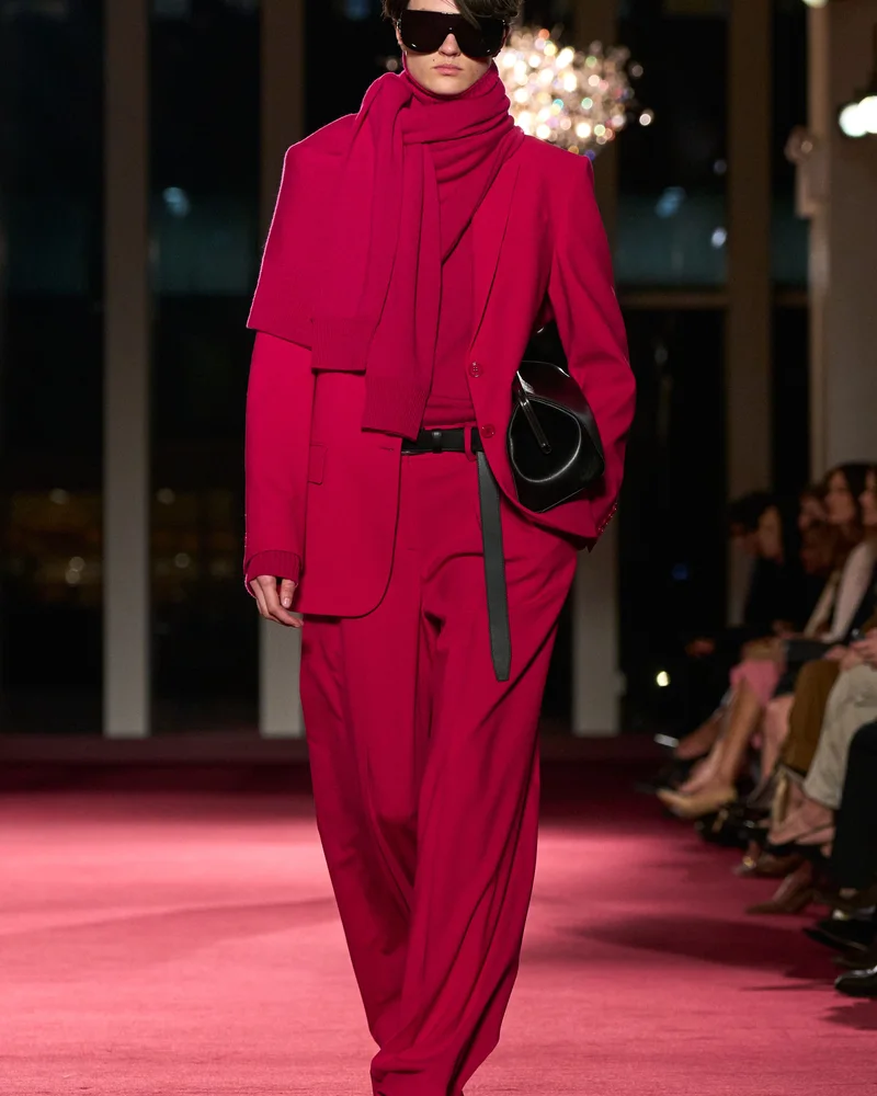 Малиновий брючний костюм з шарфом у тон і чорною сумкою Michael Kors Collection, осінь-зима 2026-2027