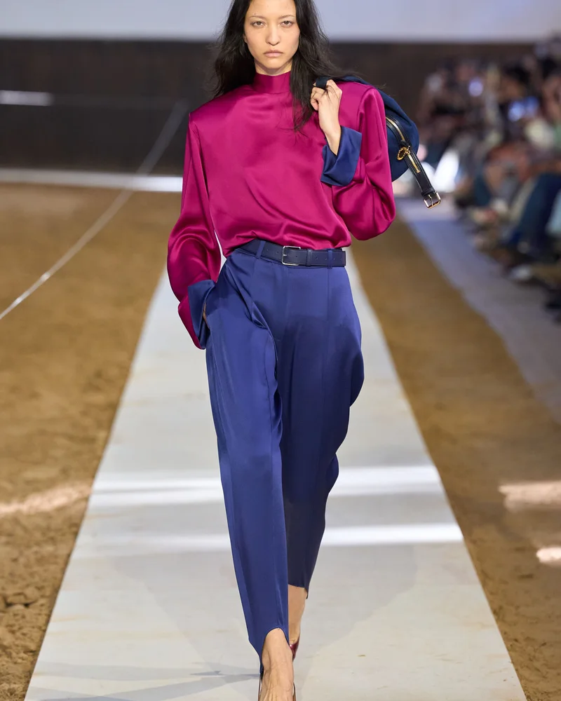 Атласна блуза кольору фуксія з високим коміром і темно-сині штани Stella McCartney, осінь-зима 2026-2027