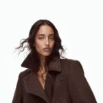 Модель у коричневому вовняному пальті, кампанія Gap × Victoria Beckham осінь-зима 2026