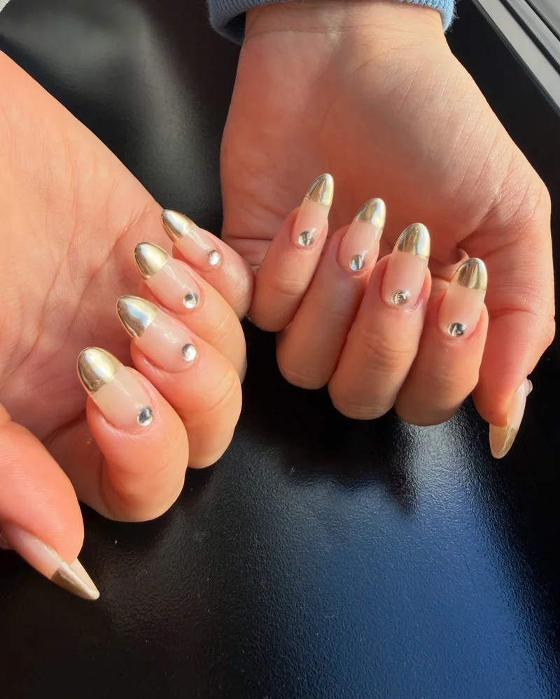Горизонтальний френч золотим хромом з камінцями, манікюр Сієнни Спіро