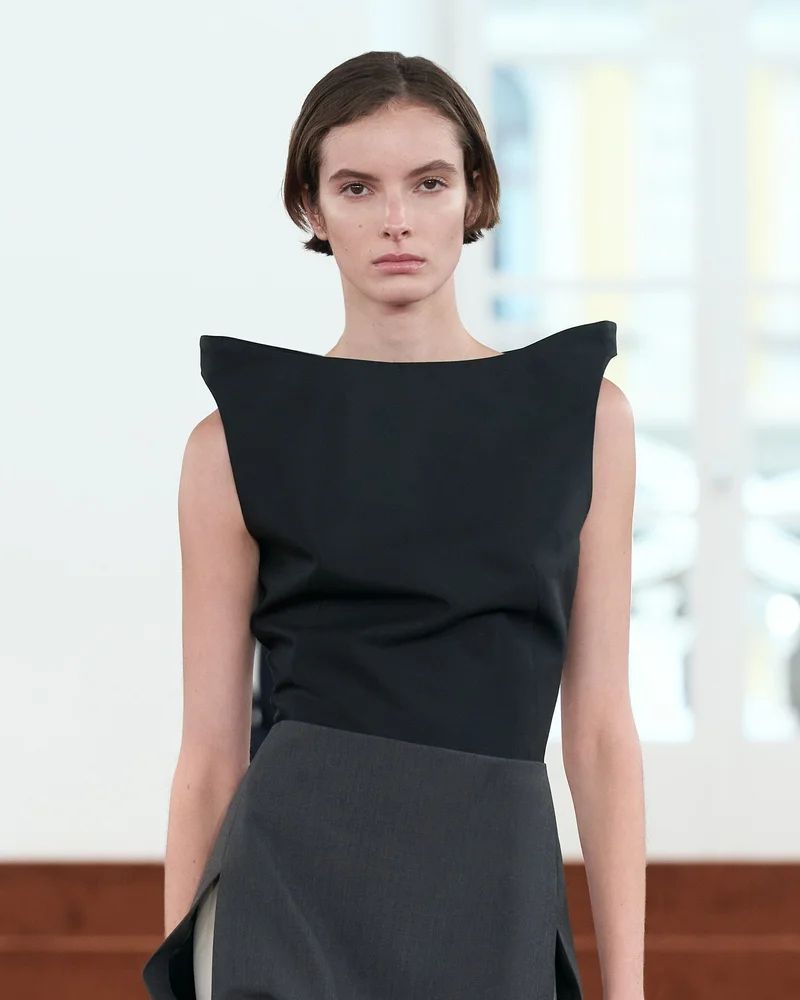 Модель з коротким каре вище вух, заправленим за вухо, на показі Jil Sander осінь-зима 2026-2027