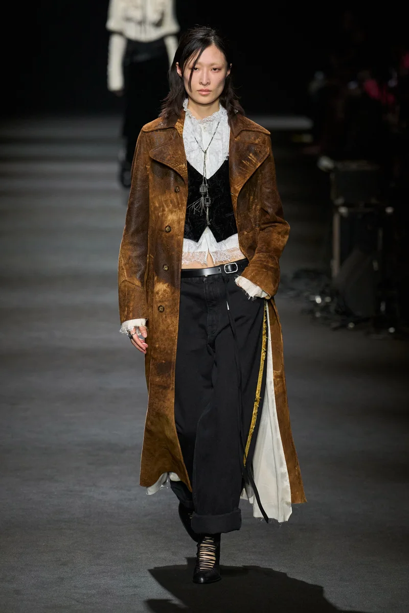 Руде пальто Ann Demeulemeester з потертої шкіри поверх чорного жилета і широких чорних штанів