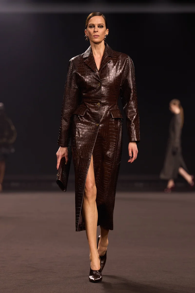 Пальто-сукня Elie Saab з коричневої шкіри під крокодила і чорні туфлі