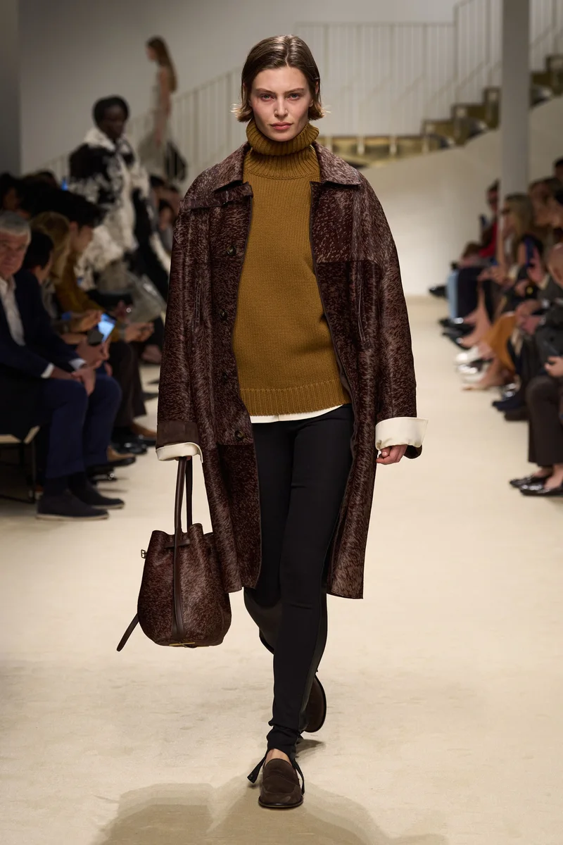 Коричневе шкіряне пальто Tod's з принтом, гірчичний светр, чорні легінси і коричнева сумка