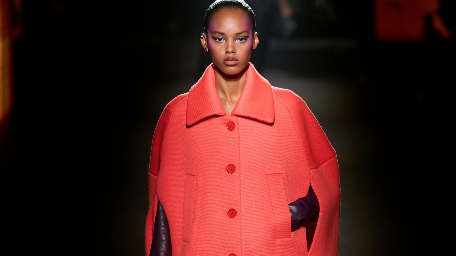 Кораловий вовняний кейп-пальто Balenciaga з відкладним коміром і прорізами для рук, фіолетові шкіряні рукавички, осінь-зима 2026-2027