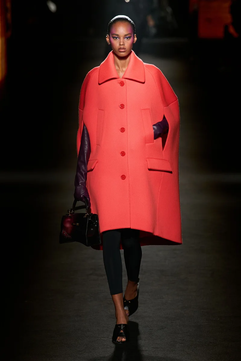 Кораловий вовняний кейп-пальто Balenciaga з відкладним коміром і прорізами для рук, фіолетові шкіряні рукавички, осінь-зима 2026-2027