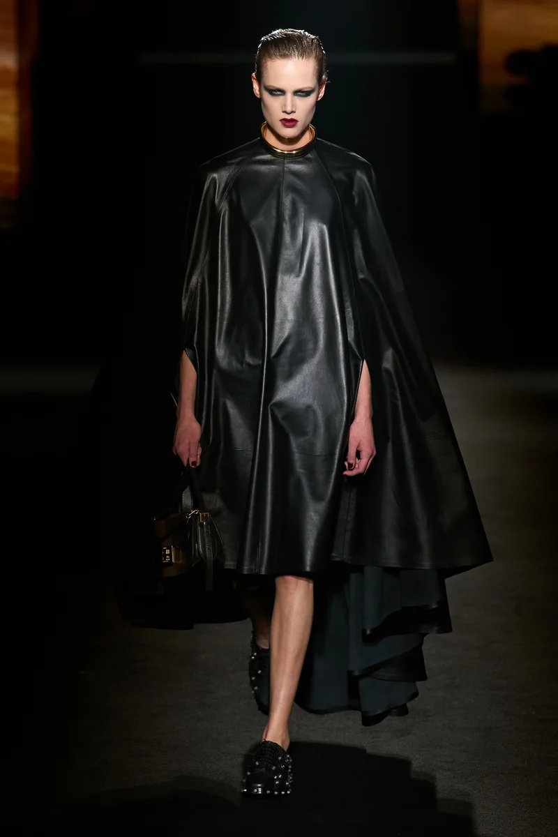 Чорне шкіряне пончо Balenciaga до коліна з прорізами для рук і золотий чокер