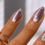 Бузкове котяче око з блиском на мигдалеподібних нігтях крупно