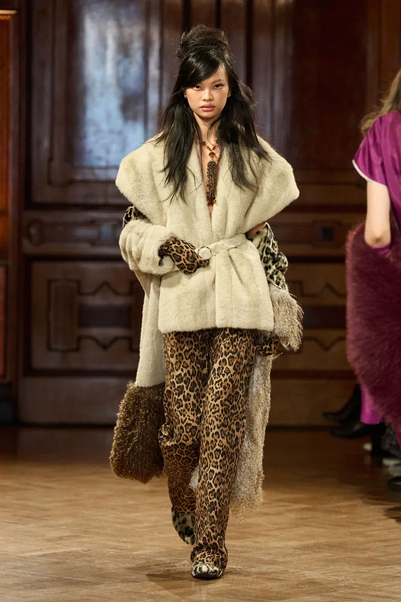 Леопардові штани, рукавички й туфлі Anna Sui і кремова куртка зі штучного хутра з поясом