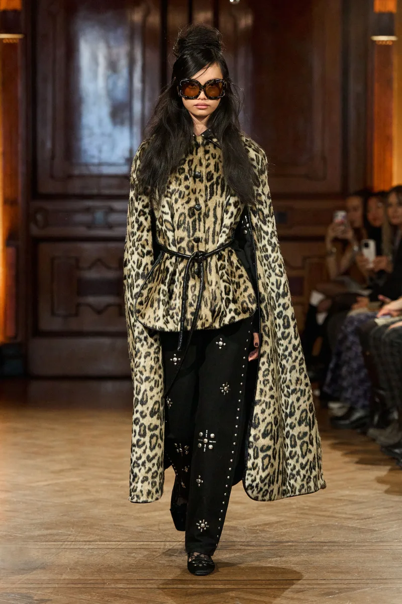 Довга леопардова накидка Anna Sui з чорним поясом і чорні штани з вишивкою