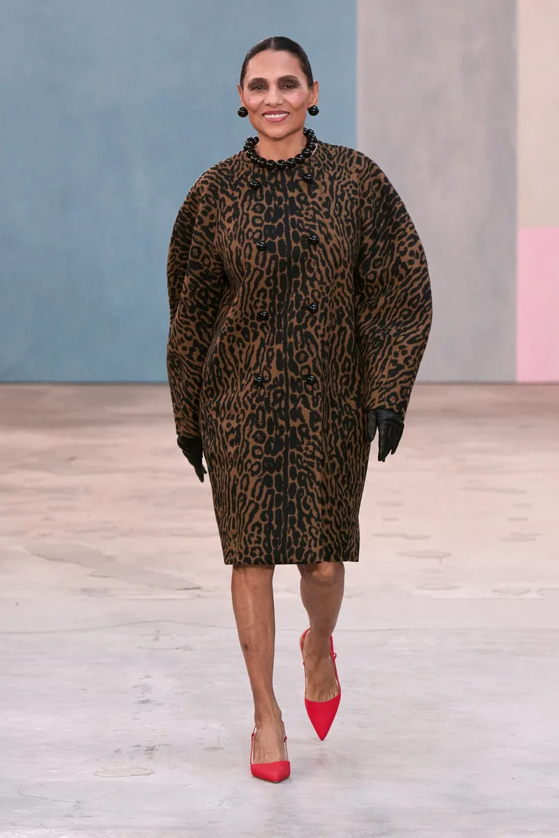 Коричневе пальто-кокон Carolina Herrera з плямами під ягуара, чорні рукавички, червоні туфлі