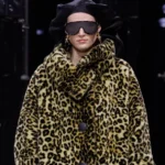 Леопардова шуба Givenchy осінь-зима 2026-2027 з коміром-хомутом і чорним атласним беретом