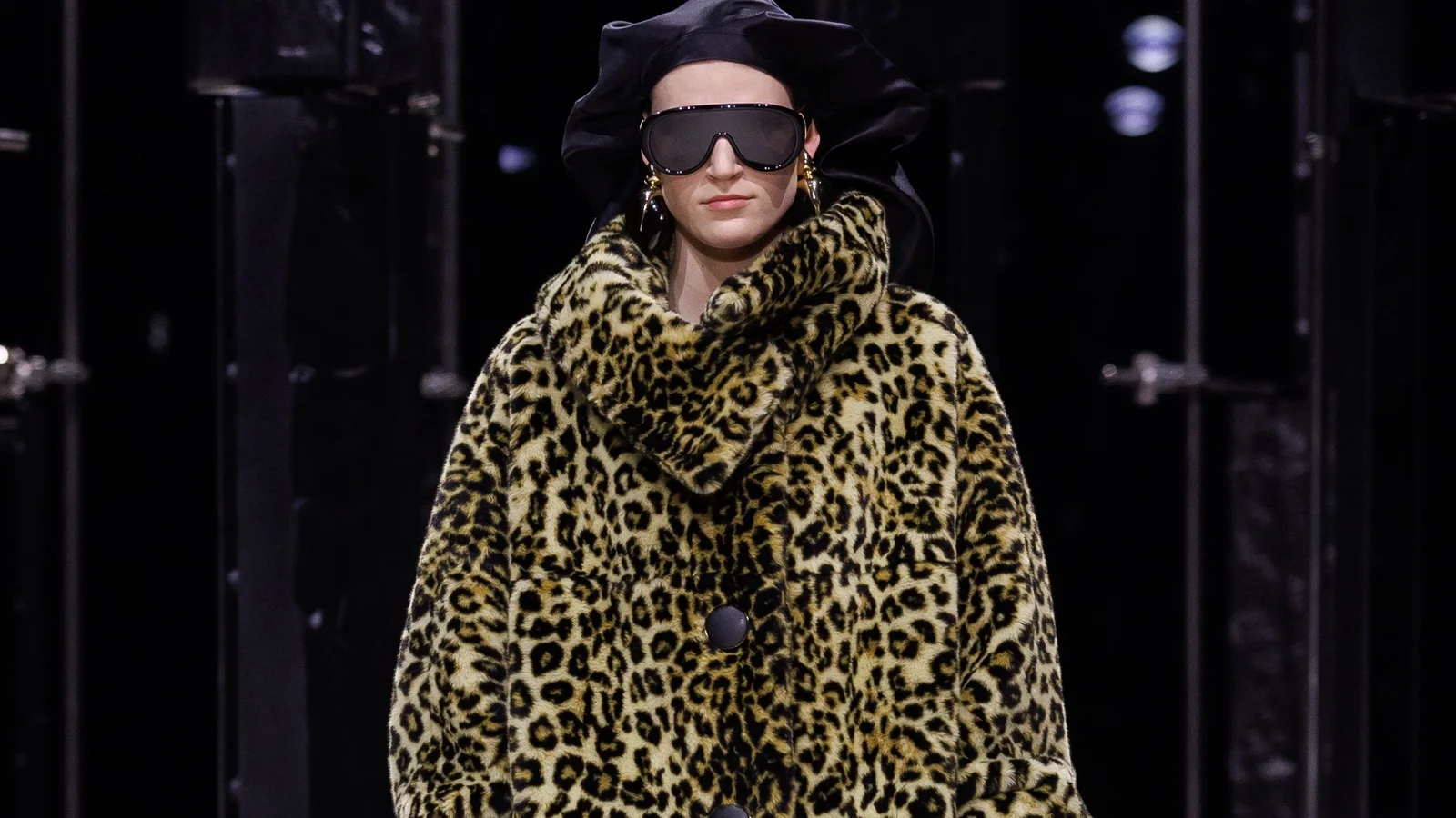 Леопардова шуба Givenchy осінь-зима 2026-2027 з коміром-хомутом і чорним атласним беретом
