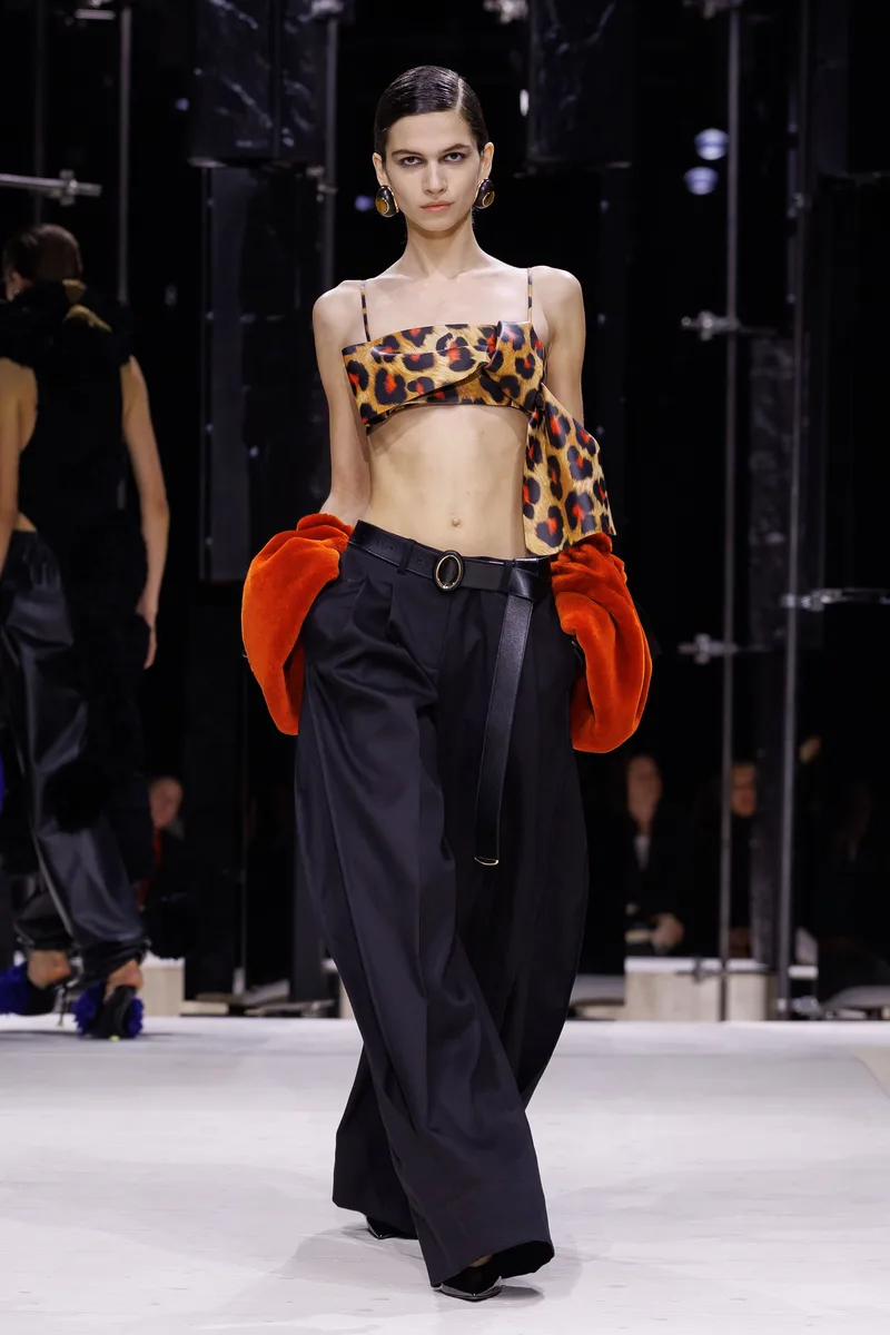 Леопардовий топ-бандо і широкі чорні штани з ременем, Givenchy осінь-зима 2026-2027