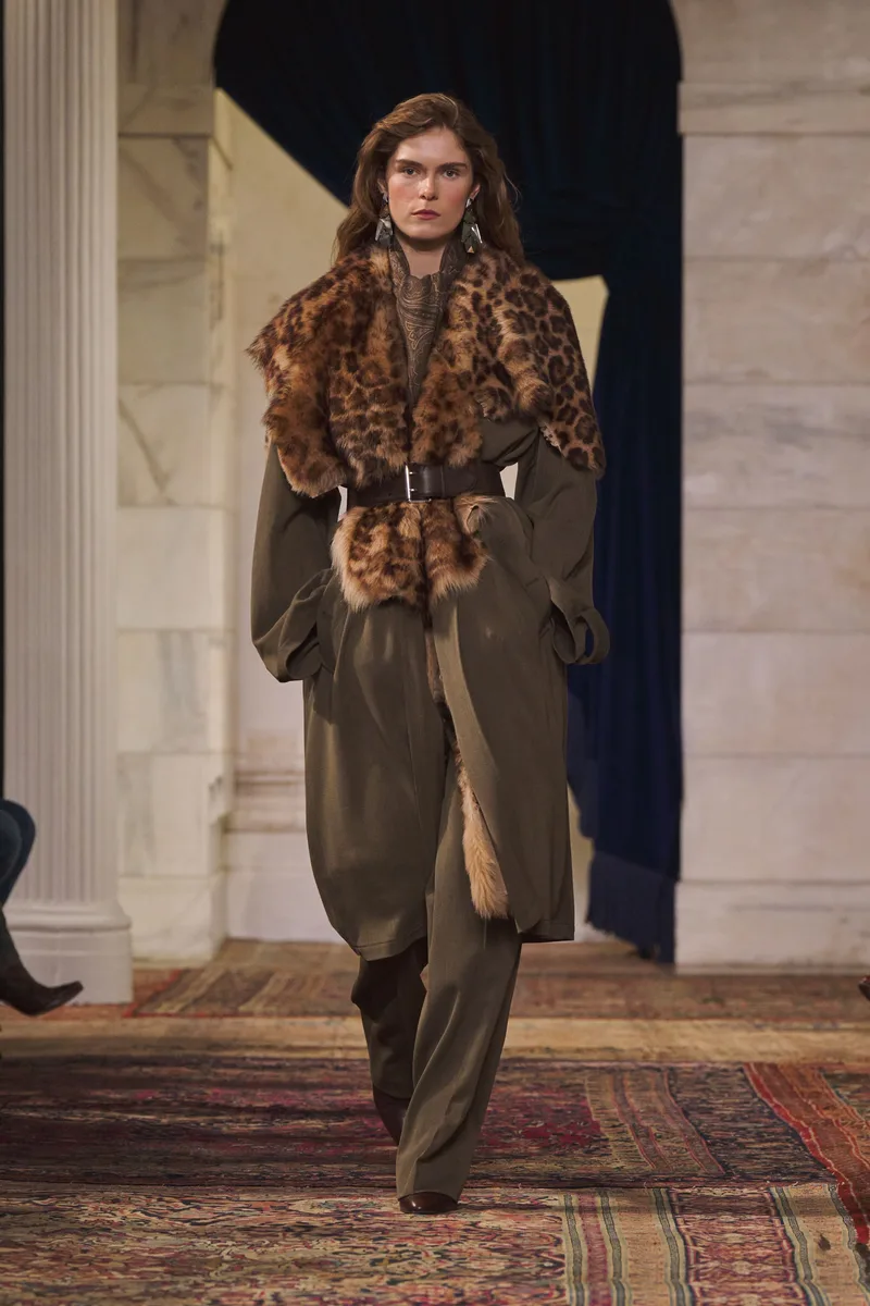 Леопардовий хутряний палантин поверх оливкового пальта з ременем, Ralph Lauren осінь-зима 2026-2027