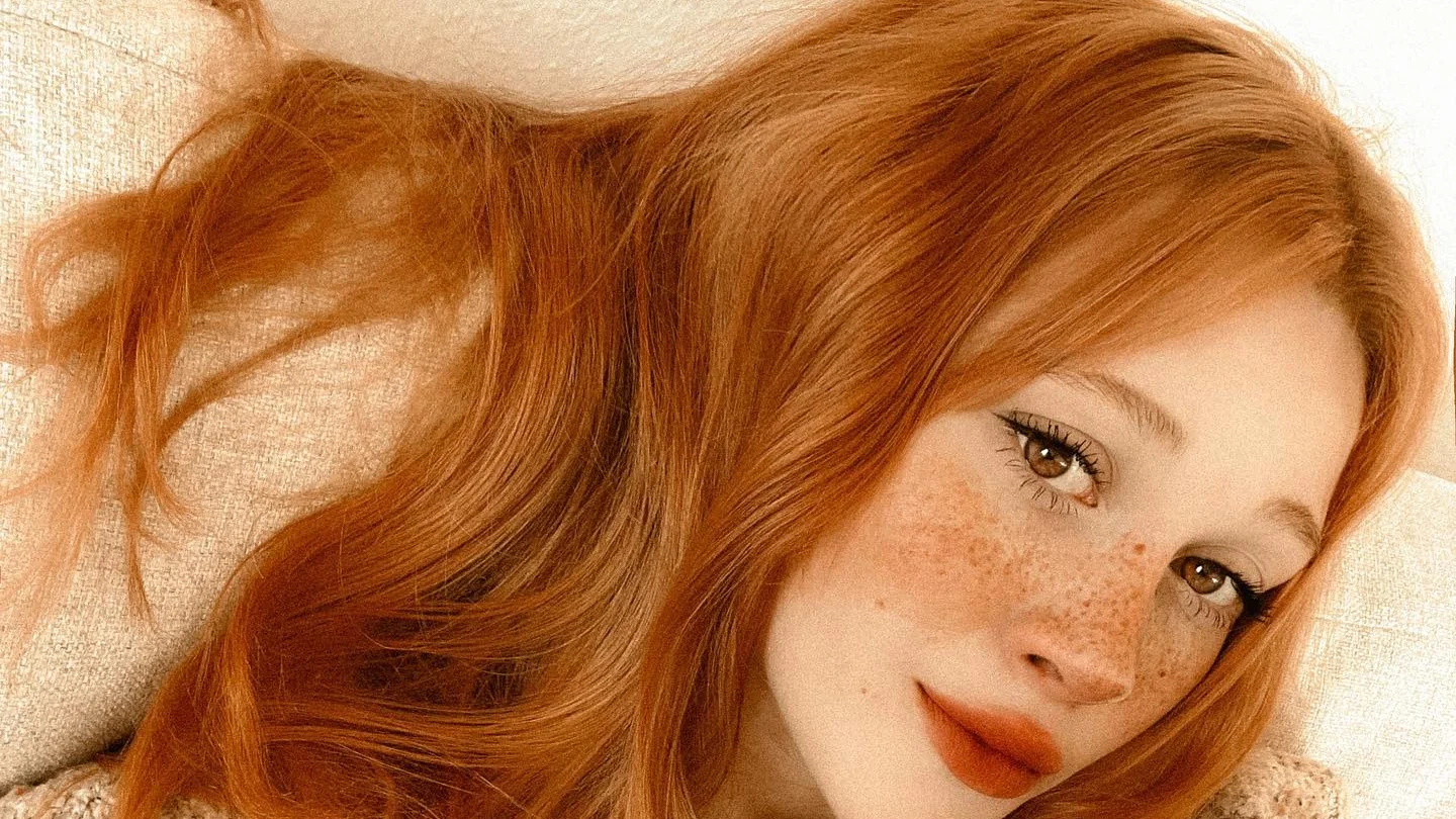 Дівчина з довгим яскраво-мідним волоссям і ластовинням