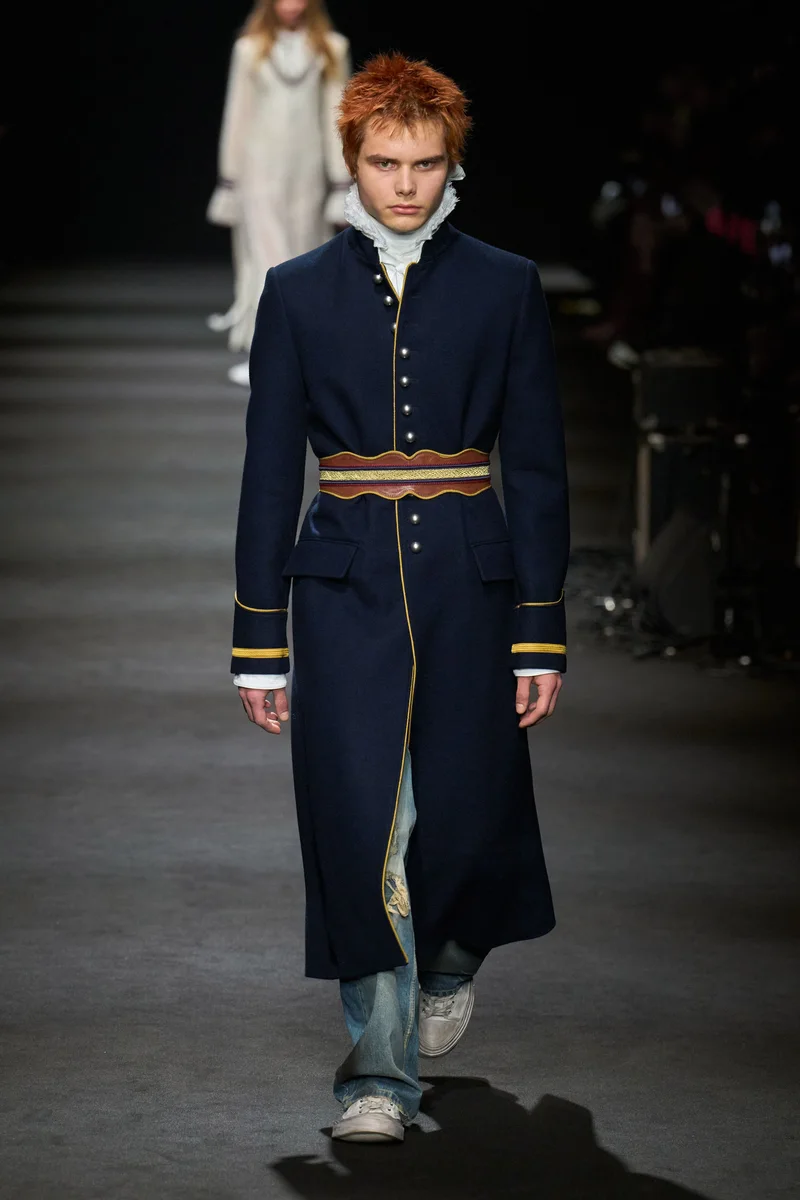 Довгий темно-синій мілітарі-жакет Ann Demeulemeester із золотими ґудзиками, поясом і джинсами