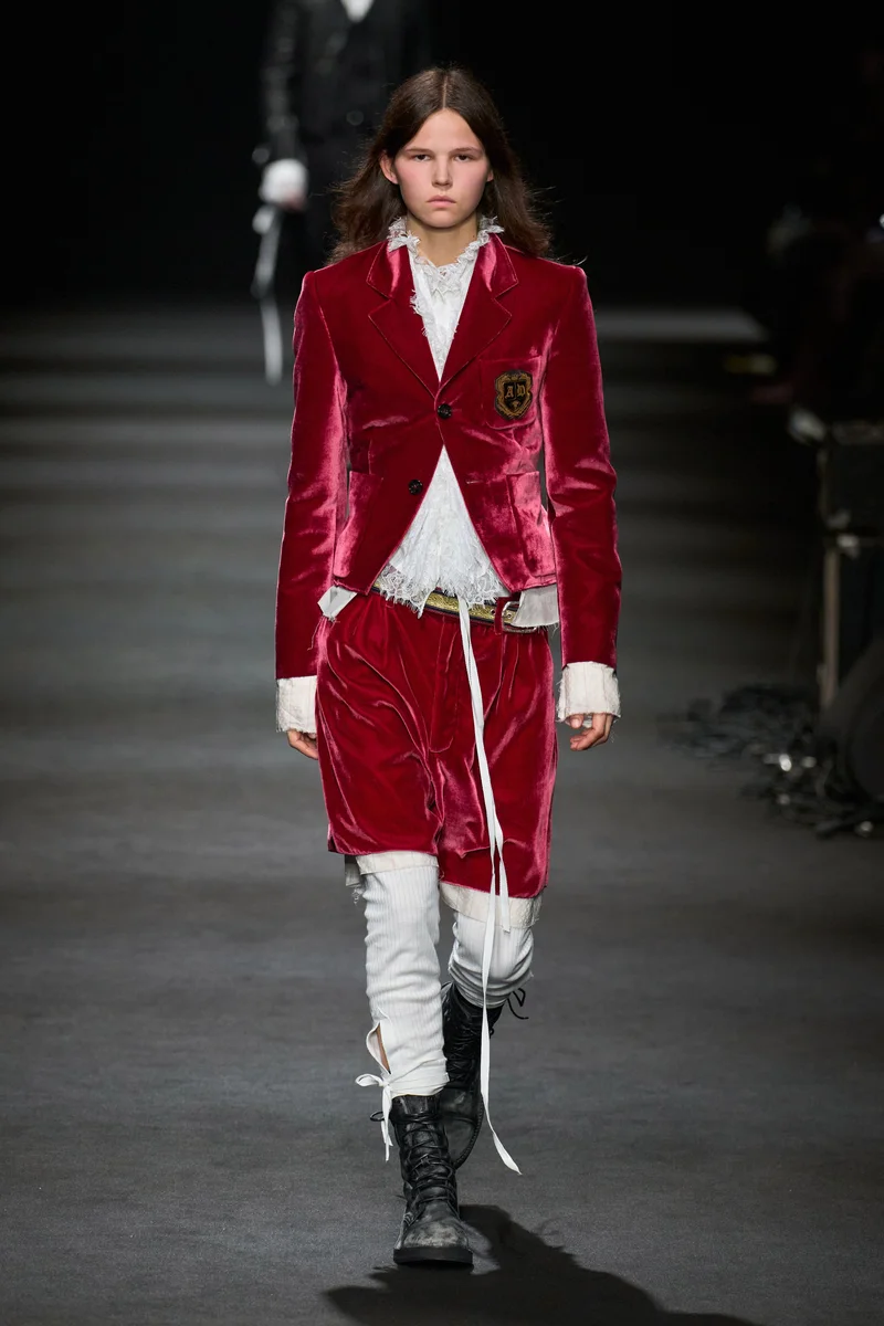 Малиновий оксамитовий жакет Ann Demeulemeester з емблемою і білою сорочкою з воланом
