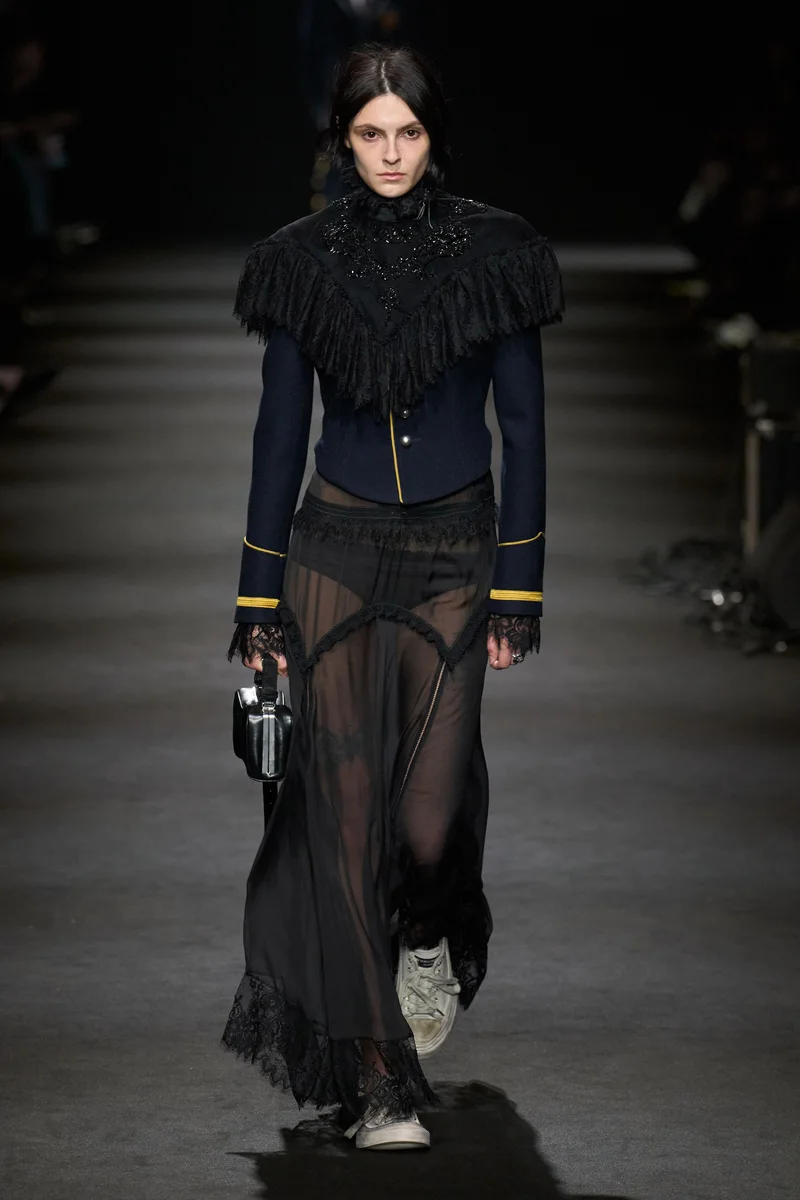 Темно-синій укорочений мілітарі-жакет Ann Demeulemeester з бахромою на плечах і прозорою спідницею