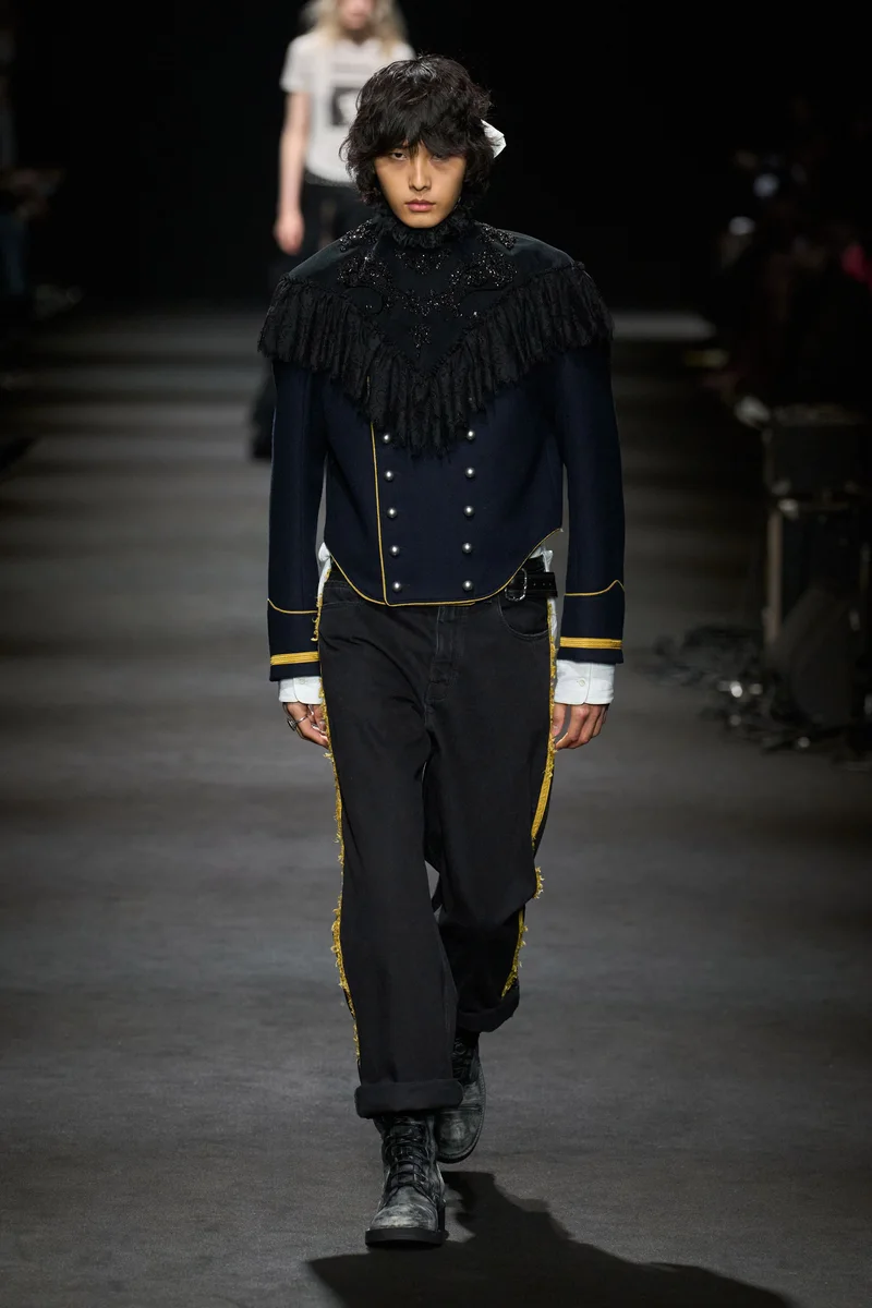 Синій гусарський жакет Ann Demeulemeester з двома рядами ґудзиків і штани з золотими лампасами
