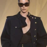 Темно-синій мілітарі-жакет Balmain зі стійкою і золотими ґудзиками, осінь-зима 2026-2027