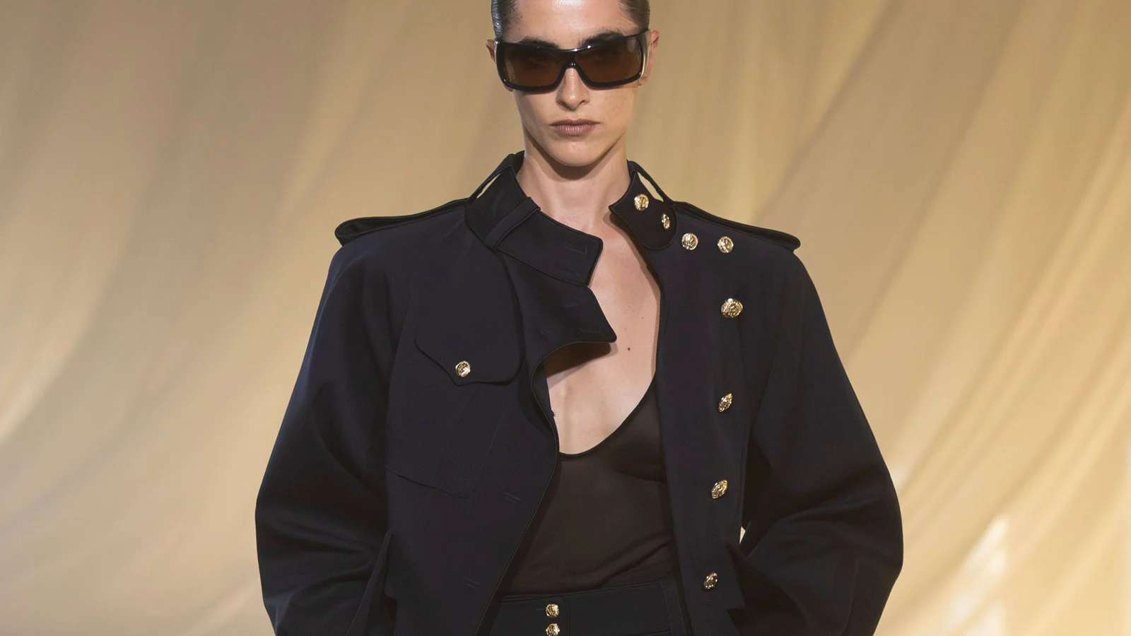 Темно-синій мілітарі-жакет Balmain зі стійкою і золотими ґудзиками, осінь-зима 2026-2027