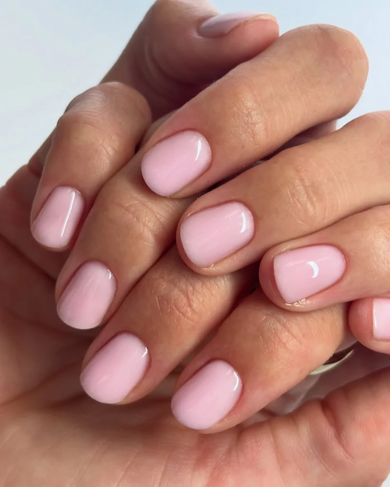 Ніжний молочно-рожевий манікюр на коротких овальних нігтях
