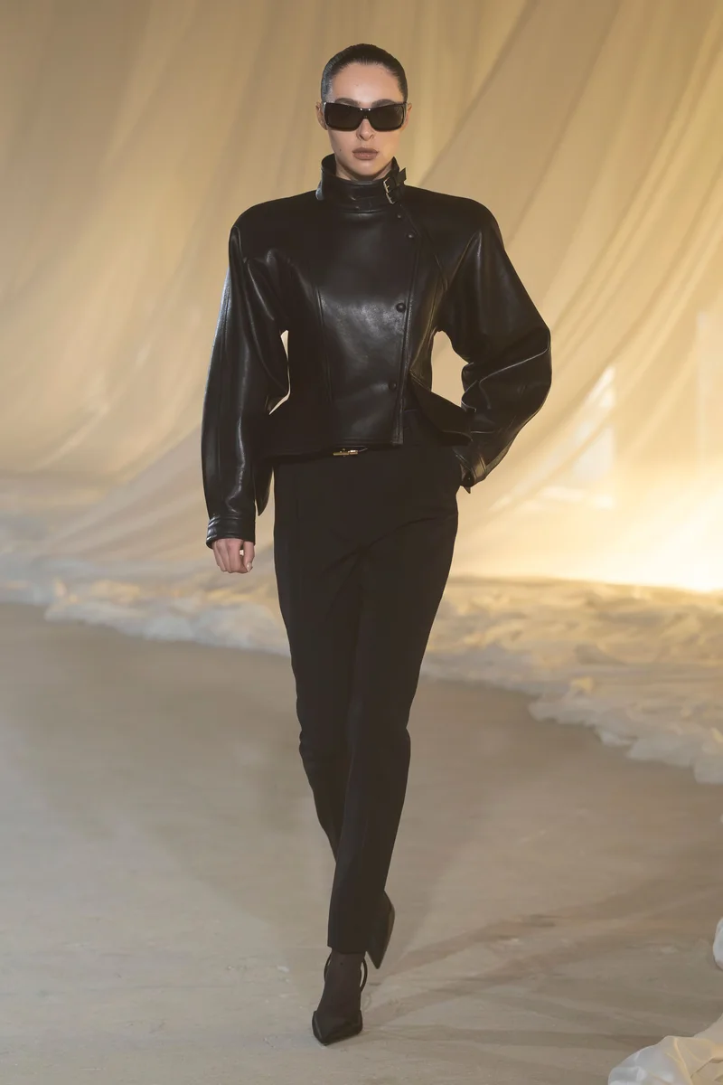 Шкіряна мото-куртка Balmain осінь-зима 2026: приталений льотний жакет із ягнячої шкіри