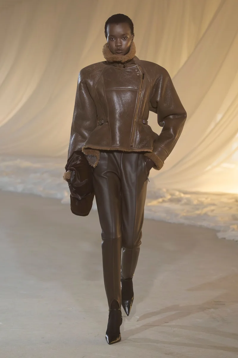 Коричнева шкіряна куртка Balmain осінь-зима 2026 зі стійкою