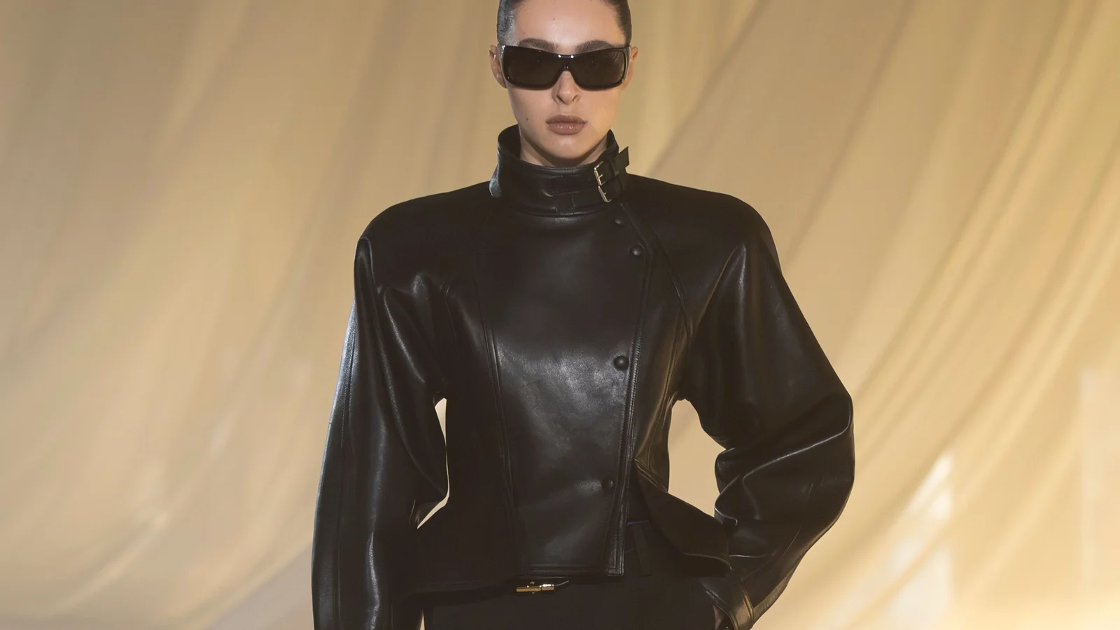 Шкіряна мото-куртка Balmain осінь-зима 2026 — крупний план образу