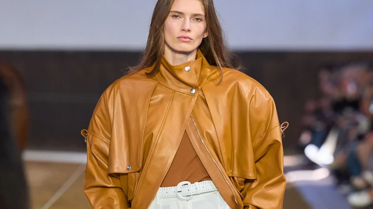 Модні штани осінь-зима 2026-2027: білі штани і шкіряна куртка Stella McCartney