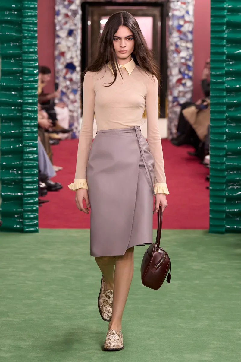 Бежевий джемпер і лавандова спідниця з запахом