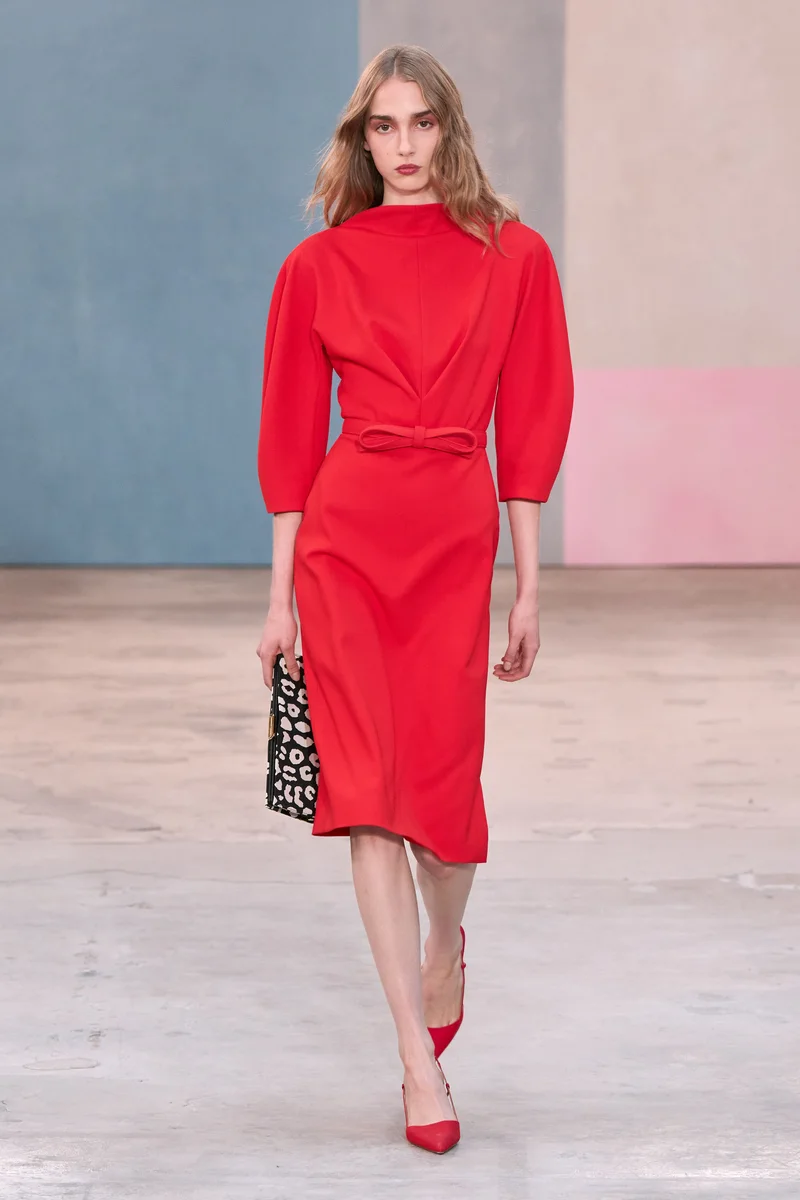 Червона сукня міді з рукавом три чверті і червоні туфлі, Carolina Herrera осінь-зима 2026-2027