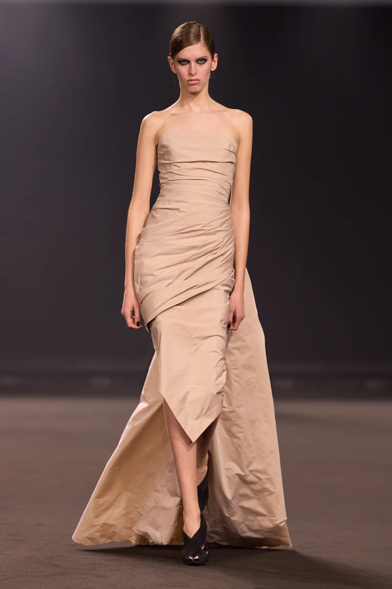 Довга атласна сукня кольору пудри без бретелей з драпіруванням, Elie Saab осінь-зима 2026-2027