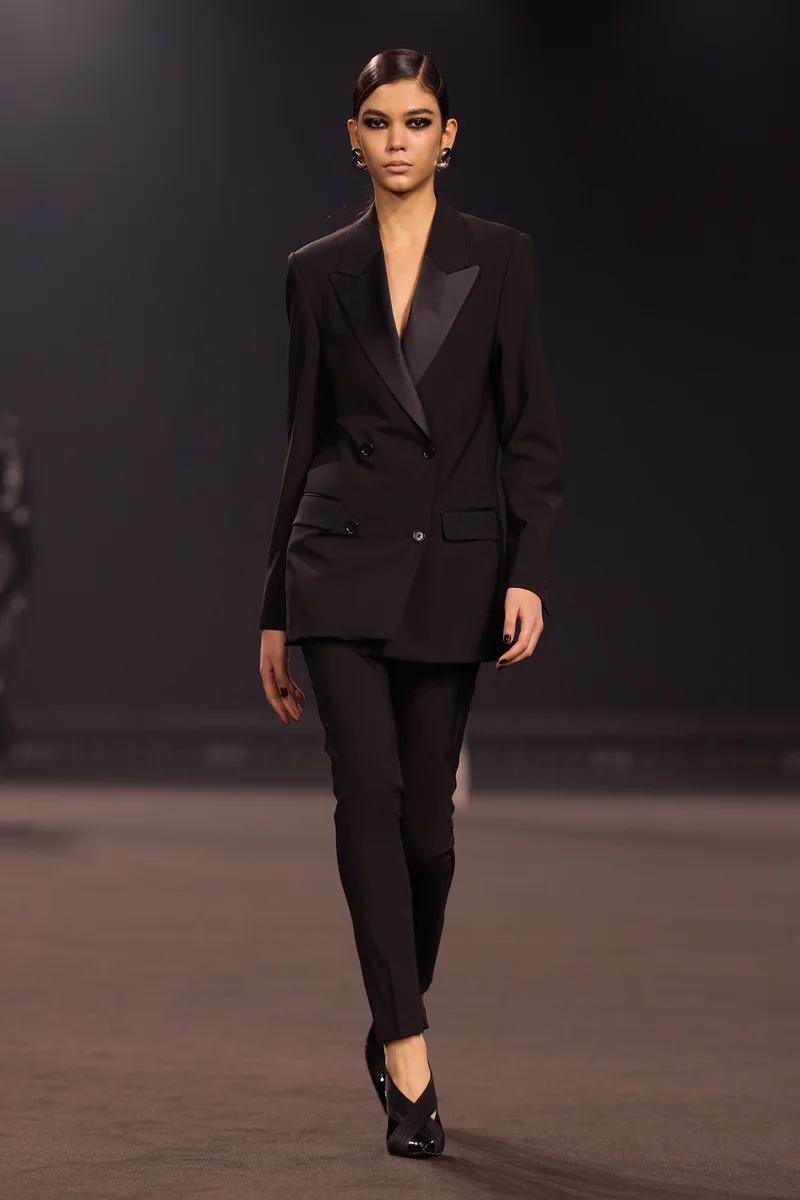 Чорний класичний смокінг з атласними лацканами, Elie Saab осінь-зима 2026-2027